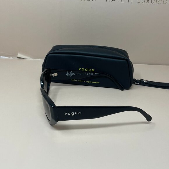 Vogue X Hailey Bieber | Cat Eye - Picture 4 of 8